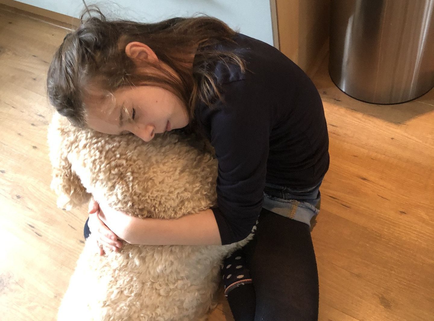 Roos geeft haar hond Matz een dikke knuffel