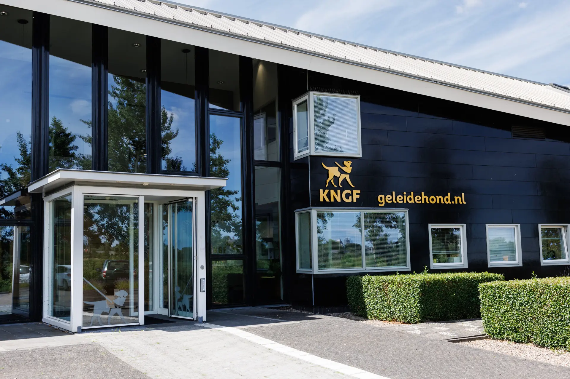 De voorpui van het hoofdkantoor van KNGF, met het logo van KNGF zichtbaar