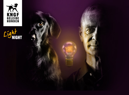 Campagnebeeld KNGF Light Night met portretfoto van geleidehond en portretfoto van blinde baas ernaast
