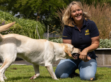 Cursusleider Petra buiten met een blonde hond