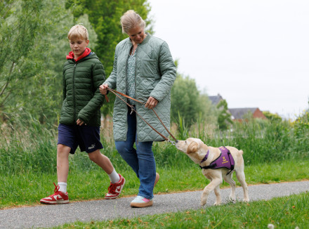 Karin loopt met haar zoon en Ulay door het park