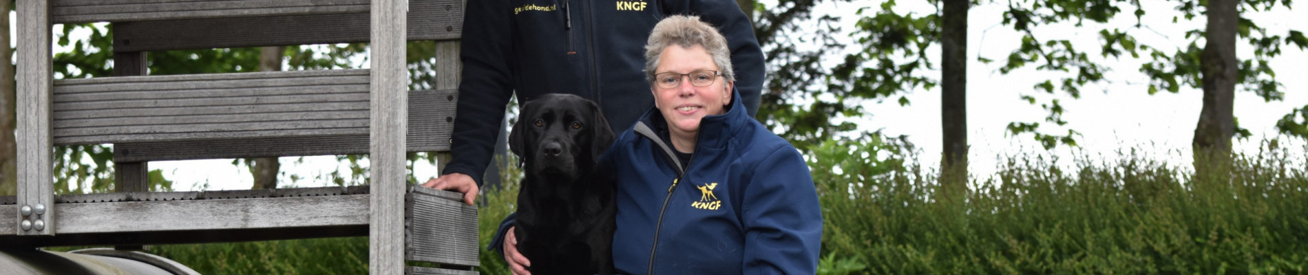 portret van Masja en Rijk met 2 honden buiten op het speeltoestel