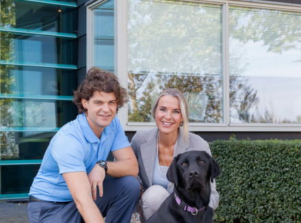 Ellen Greve met Brian Hare en geleidehond in opleiding tijdens 80-jarig jubileum