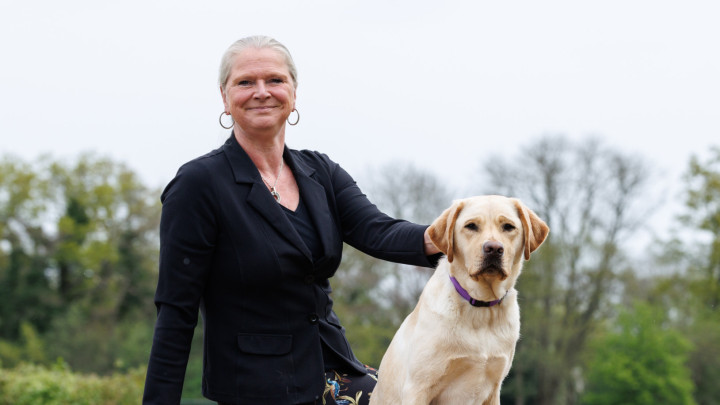 Portret van Monique met een hond buiten