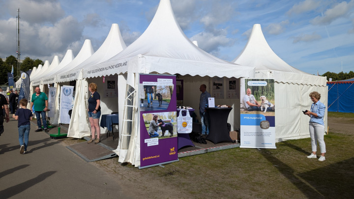 de stand in 2024 met een grote KNGF en Hulphond banner