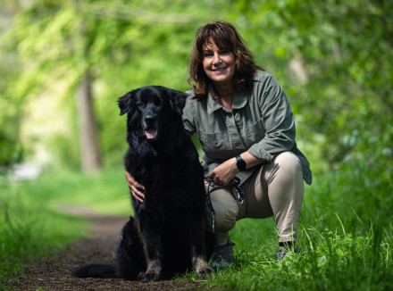 Erika en haar hulphond buiten in het groen