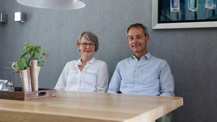 Evelien en Richard naast elkaar aan tafel