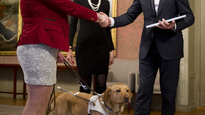 Minister-President Rutte overhandigt geleidehond aan blinde baas