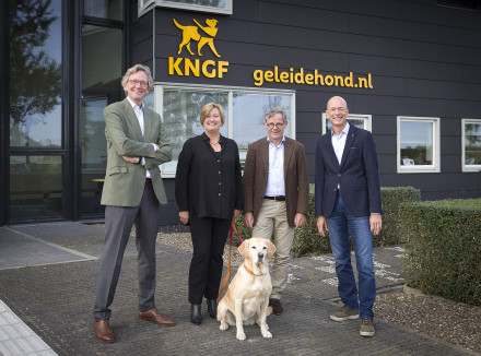 Nieuwe rvt-leden presenteren zich voor het pand van KNGF in Amstelveen