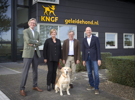 Nieuwe rvt-leden presenteren zich voor het pand van KNGF in Amstelveen