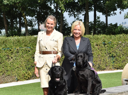 Minister Hennis-Plasschaert op werkbezoek bij KNGF Geleidehonden