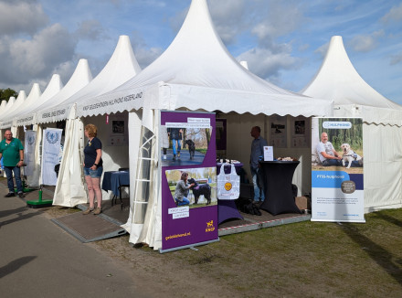 de stand in 2024 met een grote KNGF en Hulphond banner