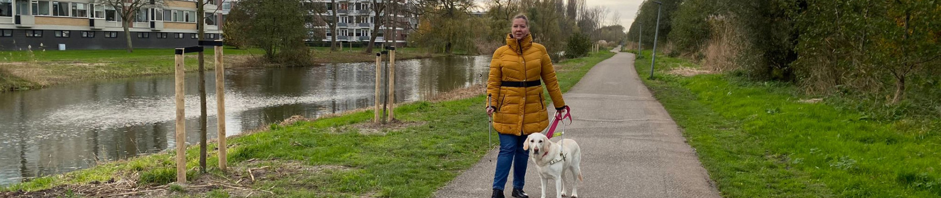 Desiree met blindengeleidehond Olivia