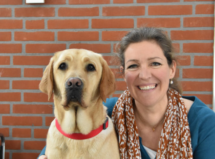 Nieuwe manager Filantropie & Communicatie Ingrid Oosterveen met blonde geleidehond in opleiding