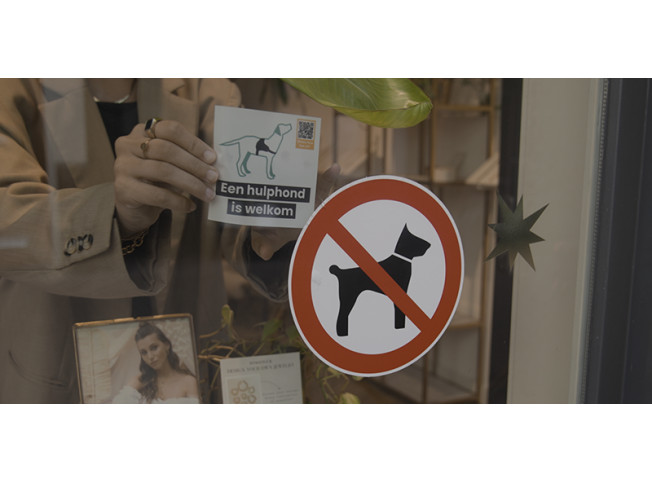 Deur met verboden honden en hulphond is welkom sticker