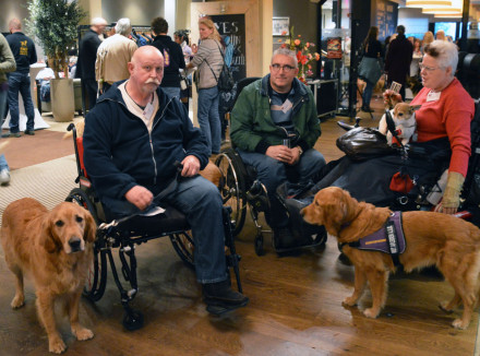 Groep ambassadeurs in rolstoel met hun honden zitten bij elkaar