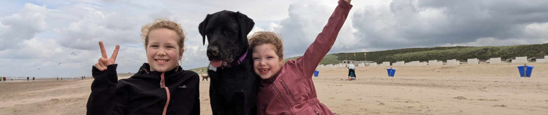 de meiden uit het gezin met memphis op het strand