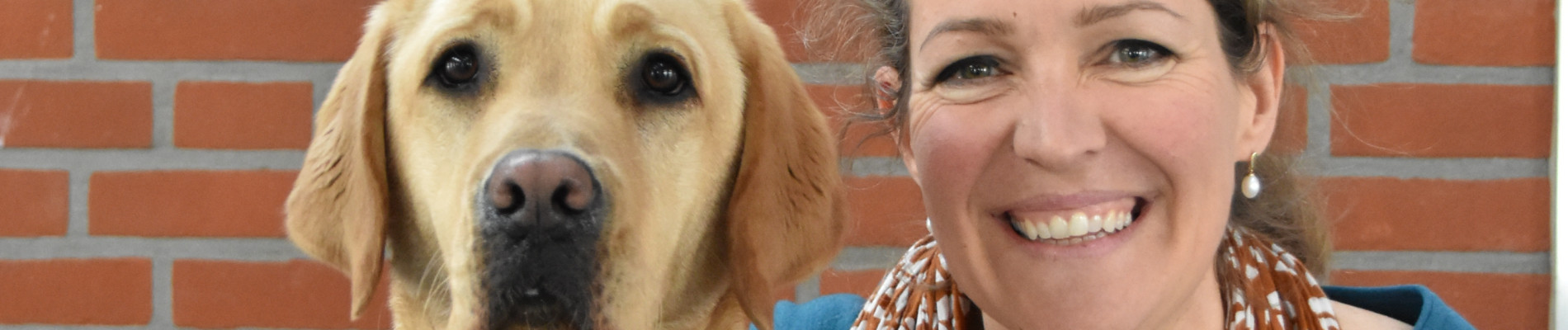 Nieuwe manager Filantropie & Communicatie Ingrid Oosterveen met blonde geleidehond in opleiding