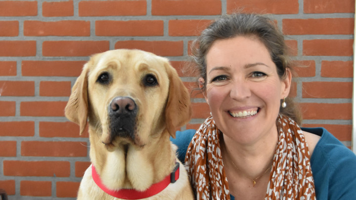 Nieuwe manager Filantropie & Communicatie Ingrid Oosterveen met blonde geleidehond in opleiding