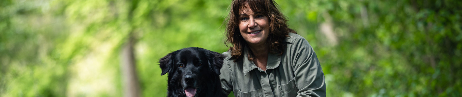 Erika en haar hulphond buiten in het groen
