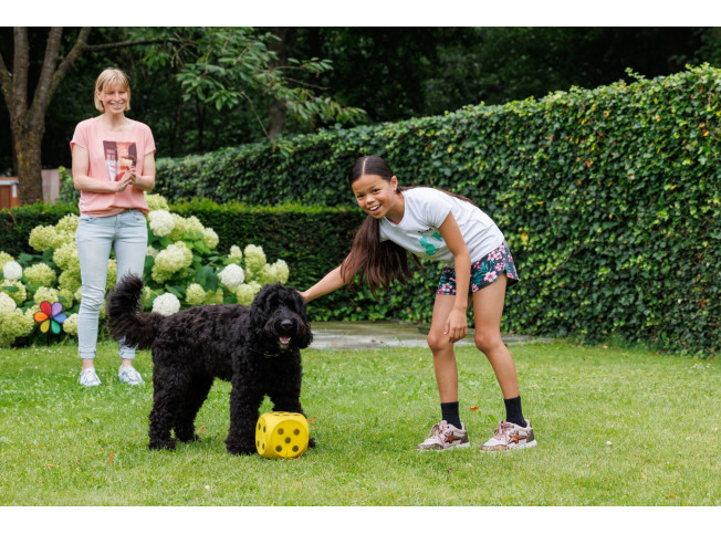 Dochter speelt met de hond