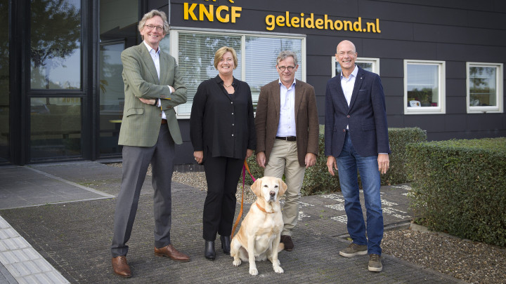 Nieuwe rvt-leden presenteren zich voor het pand van KNGF in Amstelveen