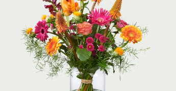 boeket met oranje en roze bloemen