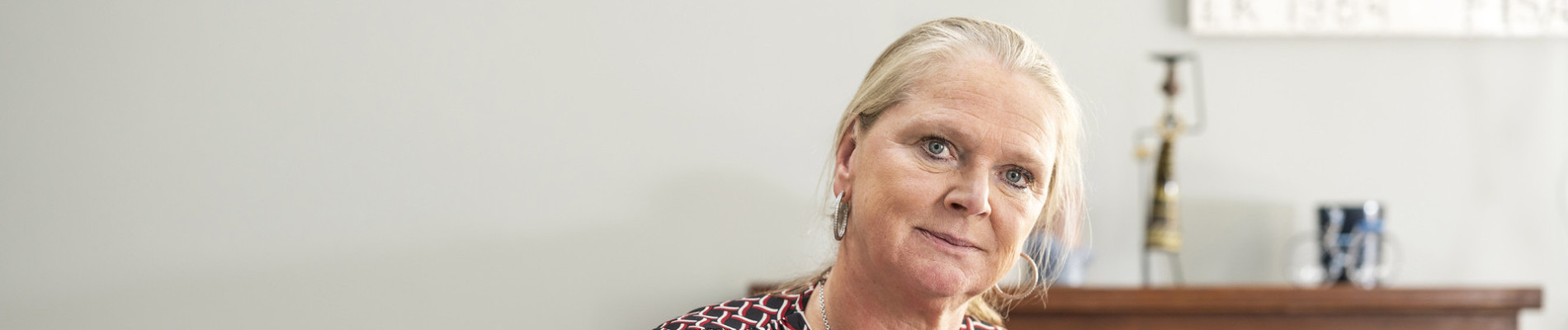 Portret van Monique aan een bureau