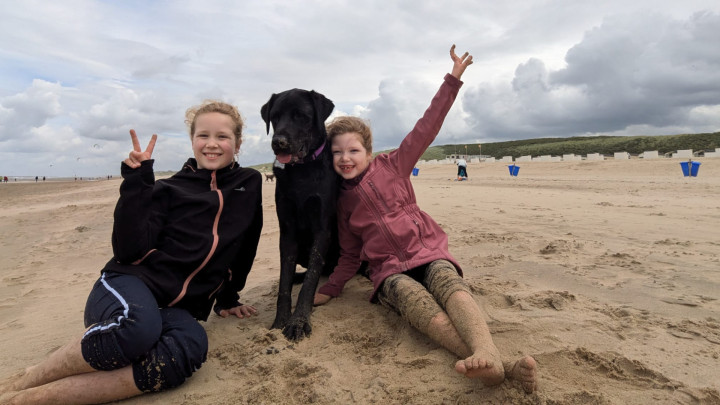 de meiden uit het gezin met memphis op het strand