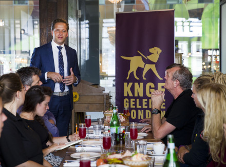 Wethouder Hugo de Jonge aan het woord tijdens een lunch over toegankelijkheid bij Jamie's Italian