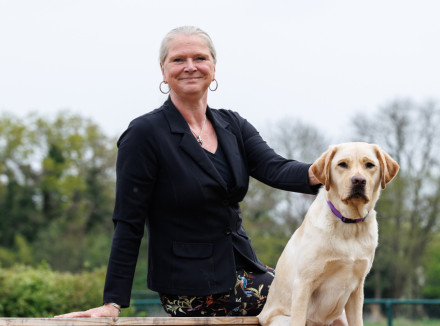 Portret van Monique met een hond buiten