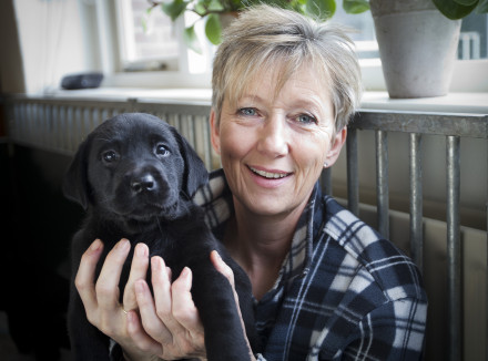 Vrouw uit puppypleeggezin heeft hun 100e KNGF-pup vast