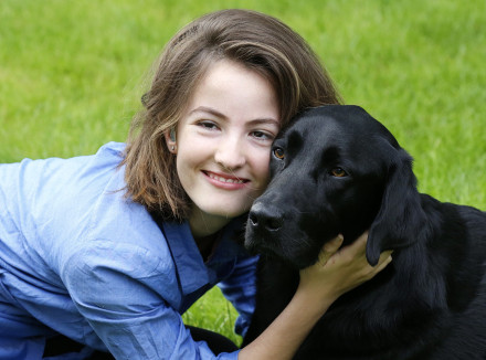 Meisje en haar buddyhond samen in het gras