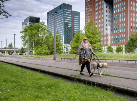 Willemijn loopt samen met haar geleidehond op straat