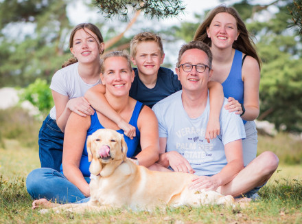 Portret van de familie met hun hond