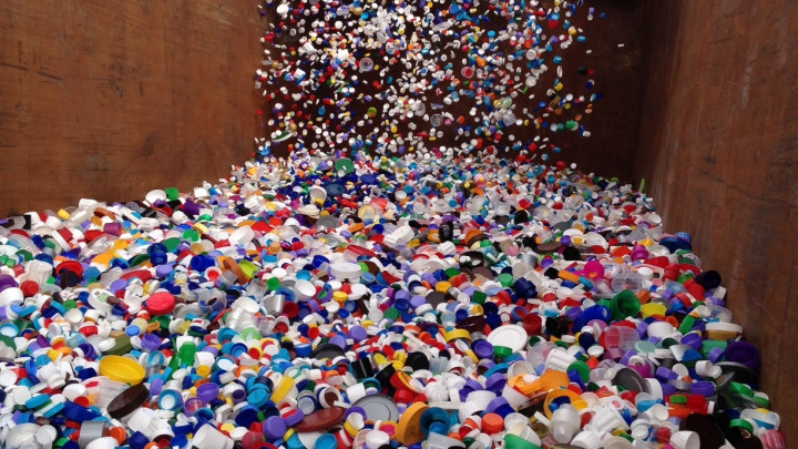 In zeecontainer vol met plastic doppen worden meer doppen geleegd tijdens NLdoet