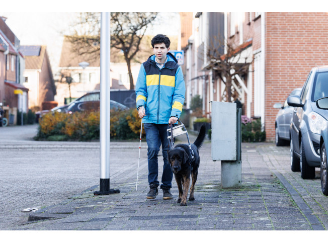 Floris en blindengeleidehond Flinny samen op straat