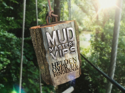 Het logo van Mud Masters VIPS: helden over de hindernis op een houtblok aan een touw