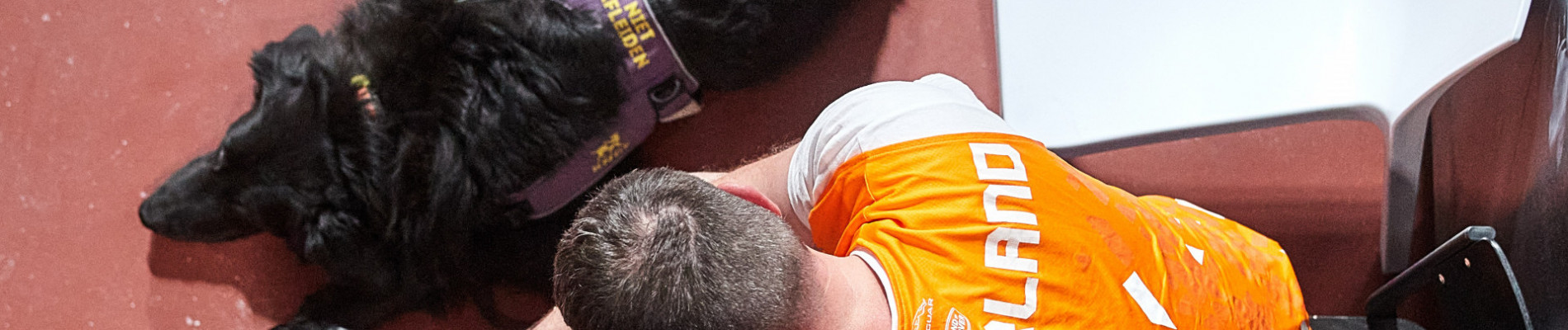 Niels naast een groot logo van Invictus Games