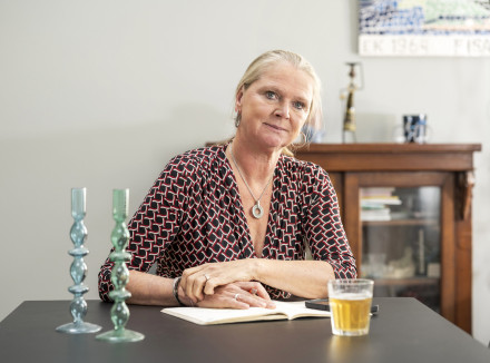 Portret van Monique aan een bureau