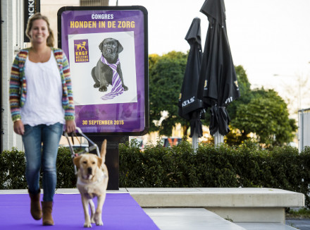 Bezoeker met geleidehond congres Honden in de zorg