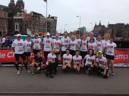 Een groepsfoto van deelnemers aan de Dam- tot Damloop