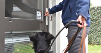 client en hond voor een dichte deur