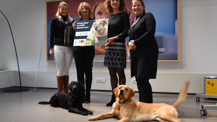 Directeur Meta Neeleman ontvangt een cheque uit handen van Bayer Animal Health