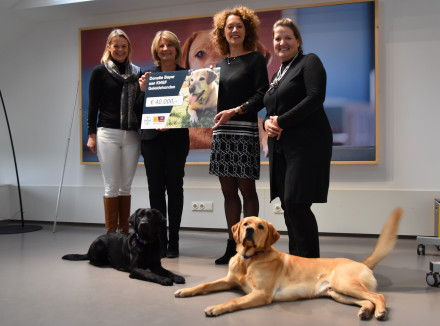 Directeur Meta Neeleman ontvangt een cheque uit handen van Bayer Animal Health