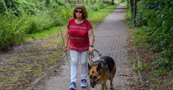 Portret van Wil met haar geleidehond