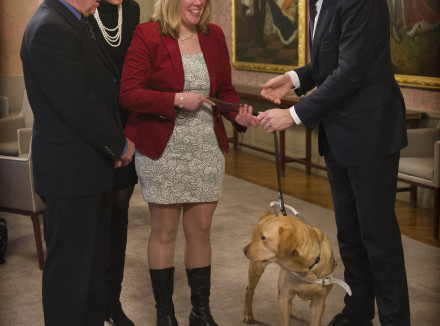 Minister-President Rutte overhandigt geleidehond aan blinde baas