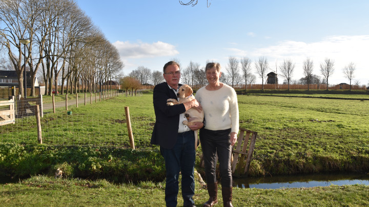 Hans en Karin Daaleman poseren in Amstelveen samen met pup Mirko, in de handen van Hans.
