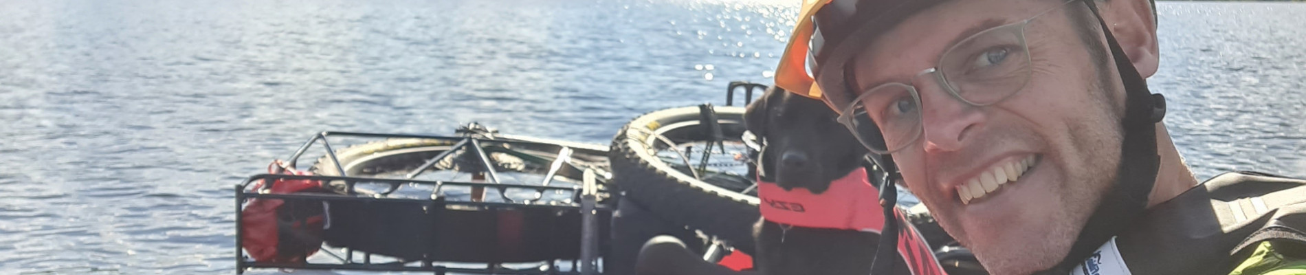 Peter-Paul samen met buddyhond in een boot