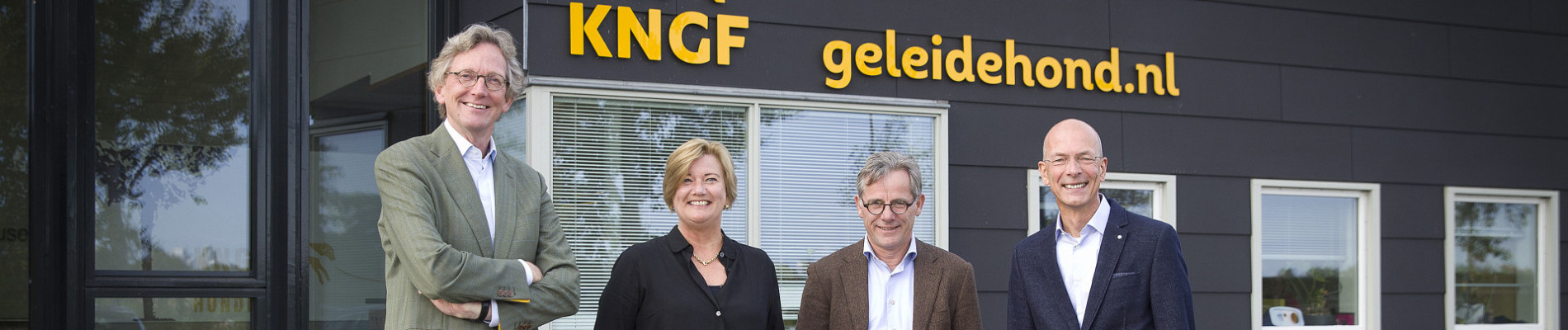 Nieuwe rvt-leden presenteren zich voor het pand van KNGF in Amstelveen